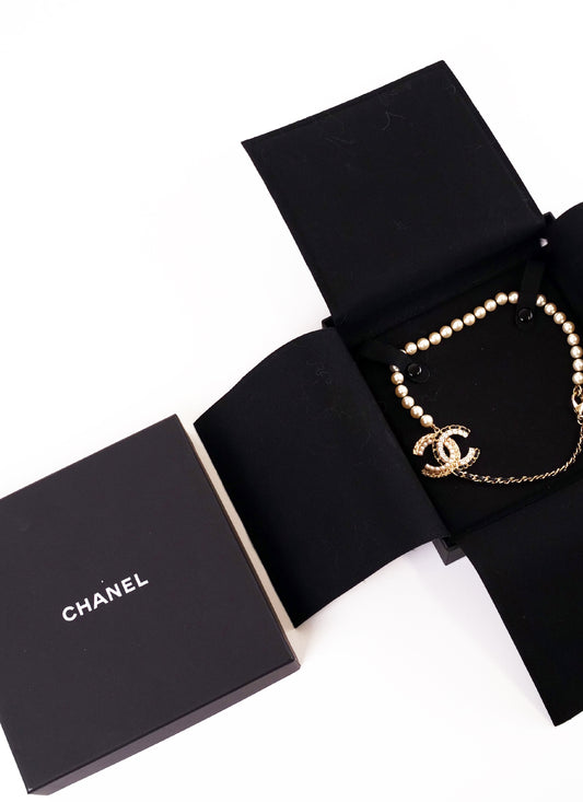 CHANEL Necklace with Pearls and Lamb Leather Gold CC Chain Necklace