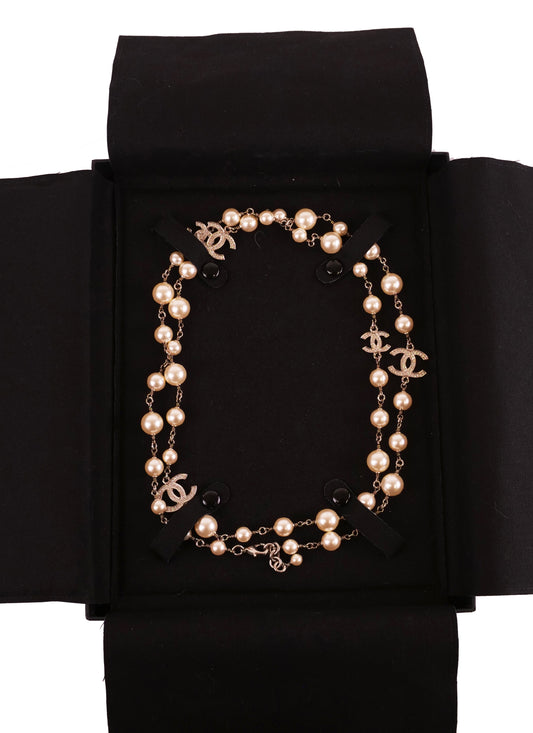 Chanel Classic Pearl 5 Motif Strand CC Crystal Inlay Necklace